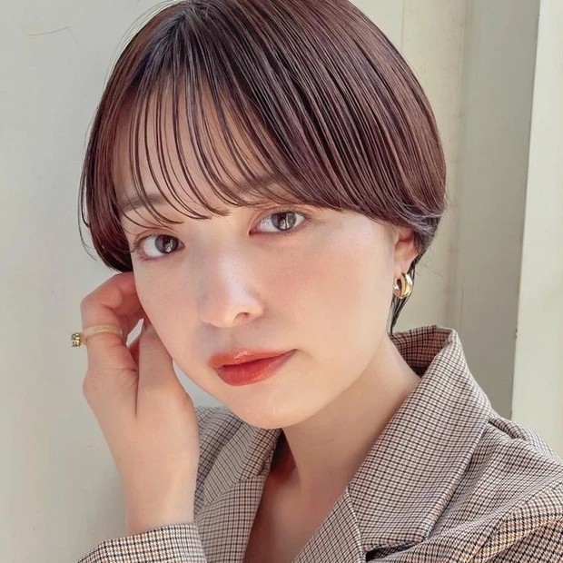 ショート ヘア 髪型 ヘアスタイル シースルーバング ブラウンカラー 前髪あり