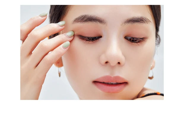 抜け感を与えながら、凹凸が生きるマットシャドウ。質感のコントラストで品良く美人顔に