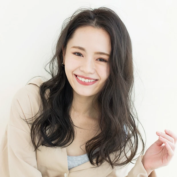 清楚な色気の黒髪ウェーブロングでおしゃれなキャリア女子に！