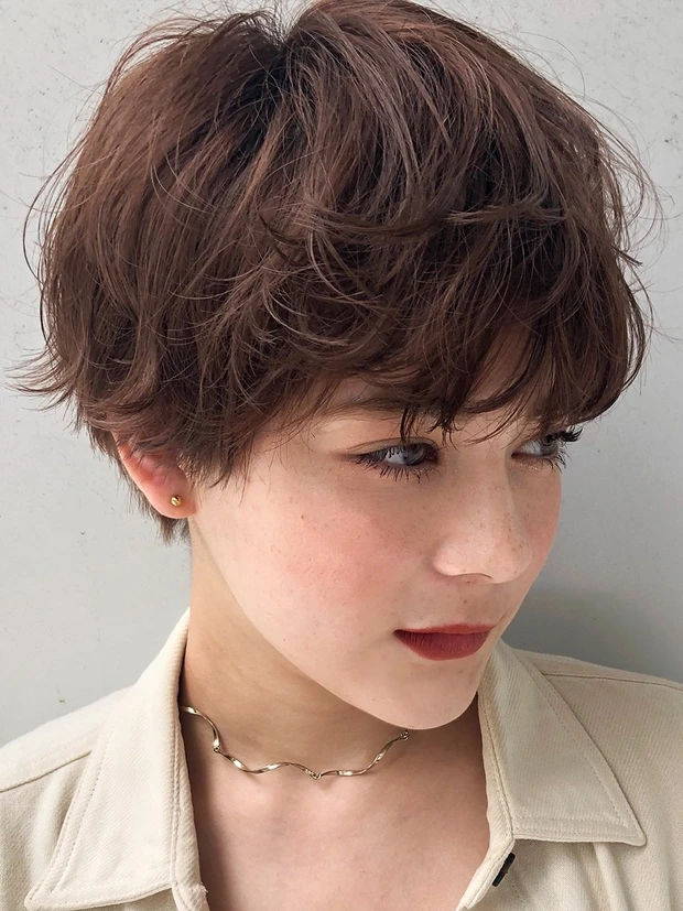 【ショートの人気ヘアスタイル・髪型】甘めにもクールにも表情が変わる、スタイリング自在のマッシュショート_2