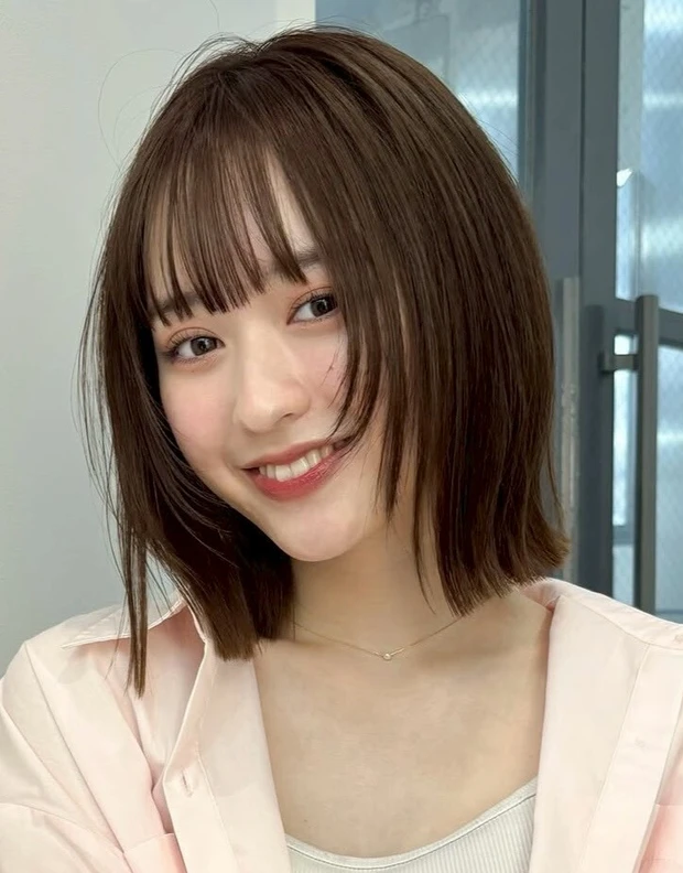 髪型　レイヤーボブ　切りっぱなしボブ　前髪あり　正面