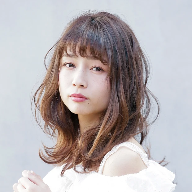 ゆるっと、ふわっと軽やかなフェミニンウェーブで印象的なセミロングに