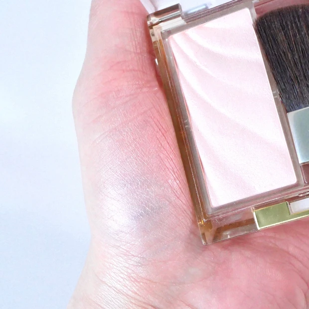 白湯メイク　おすすめアイテム　exceL(エクセル)ドレープドシマーグロウ DS01 ピンクグロウ スウォッチ