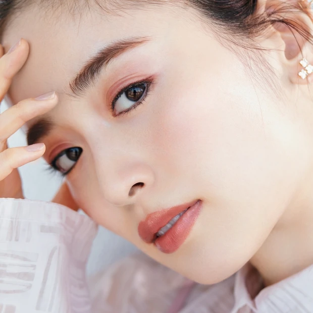 この夏のメイクは「素美人」がテーマ！ 透け感モーヴシャドウで洒落顔に