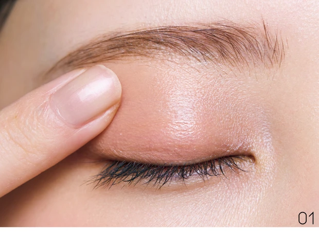 【2025年秋 アイシャドウ】にじみ血色ときらめきライラックで大人のピュア顔 手順1