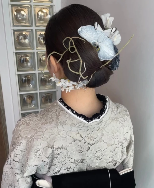 【着物に似合うヘアアレンジ】卒業式や入学式にもおすすめ! 「水引&金箔」「タイトな一本結び」「花モチーフ」のヘアアレンジ22選_4_7