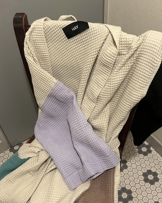 【マキアエディターズの「オッス!推しコス」】 HAYのワッフルバスローブと、メイクから服を守る手作りフェイスカバー_2