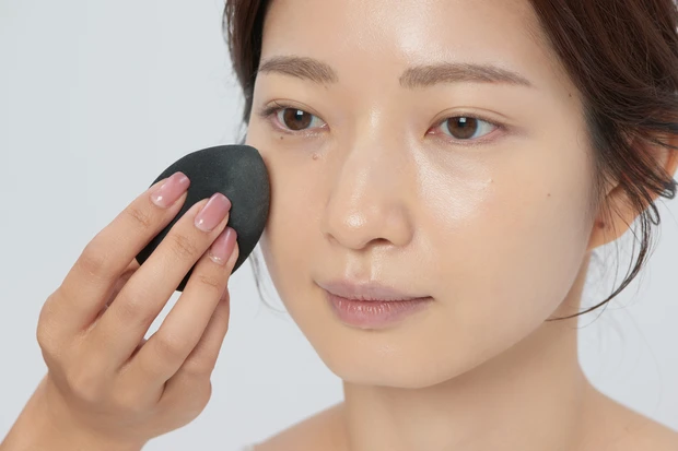 2.3Dスポンジはたっぷり濡らして、さらにしっかり絞ってから使用する。ファンデーションが肌にぴたっと密着して、崩れ防止にも効果的。広げるときは、頬からおでこの順に、基本は広い面からなじませていく。毛穴の凹凸を埋めるように、毛穴に対して垂直に押し込むようになじませるのがポイント。よく動く口元や目元は、スポンジに残ったFDでさらっと、軽やかに。