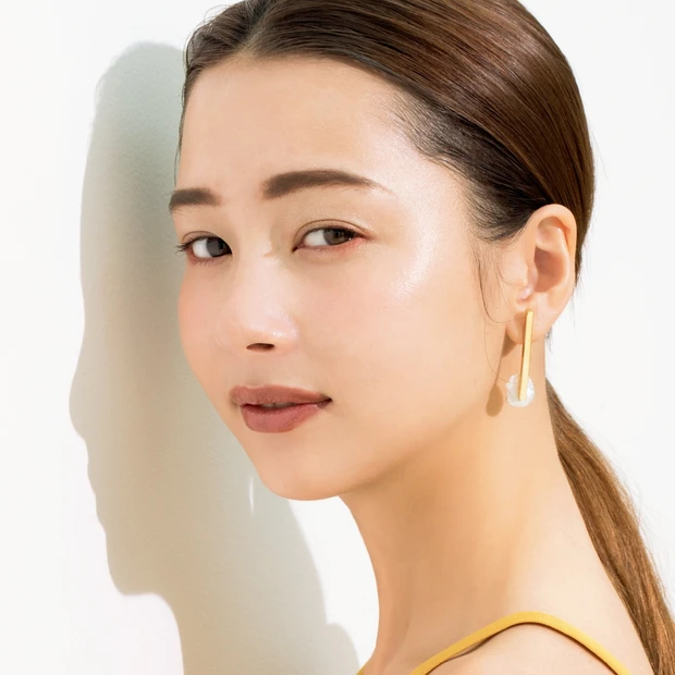 赤みラインアイで外国人風顔が完成！ 血色トーンでまとめた色っぽメイク