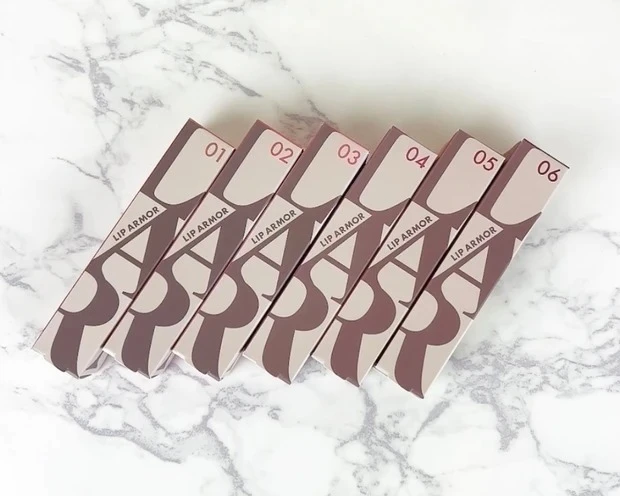 ツヤ✕うるおい✕落ちにくい！ キス「リップアーマー」全色レビュー_外函