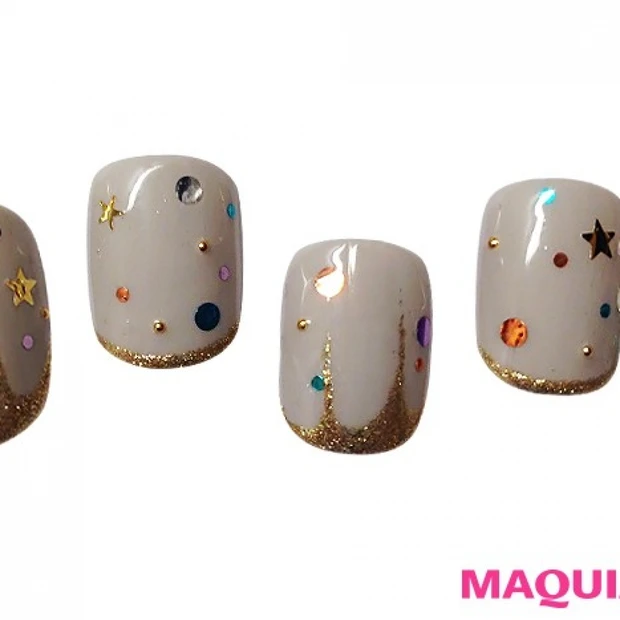 ロマンチックに輝く、ゴールドネイル