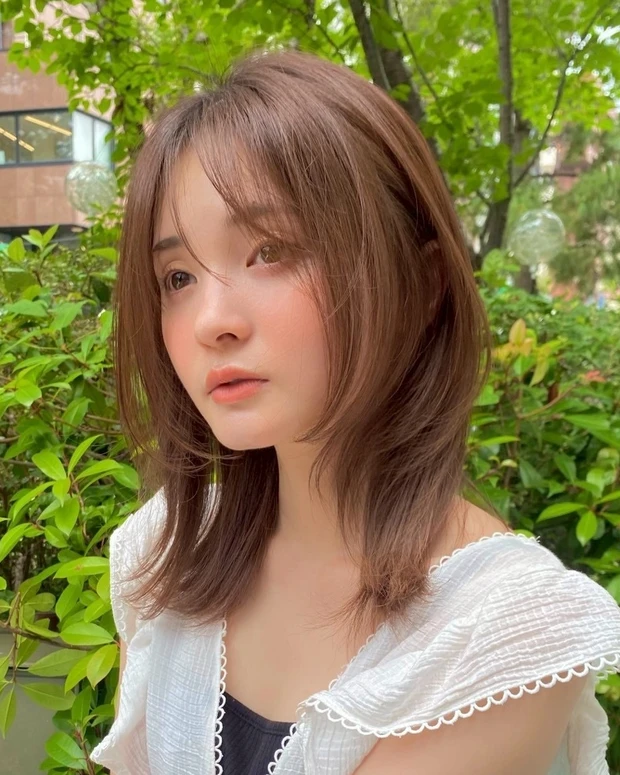 ヘアカタログ　ミディアムレイヤー　ミディアムヘア　前髪あり　サイド