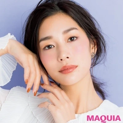 【マルチユースコスメ】大人こそ使いたい、ラベンダー色のマルチカラーパウダー_1. チークは正面と側面に 入れて180度美人顔