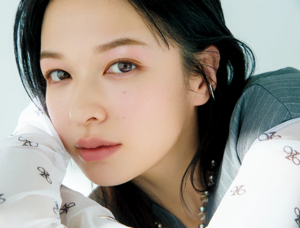 青みを含んだ「低温ピンクシャドウ」なら、ひと塗りで旬顔に! 黄みをおさえるのが成功のカギ