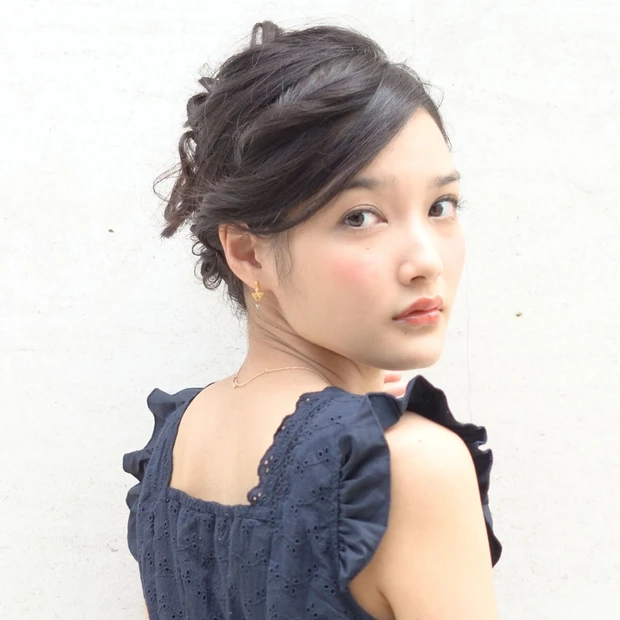 ふわくしゅカールで華やぎオーラ♡クラシカルなアップスタイル