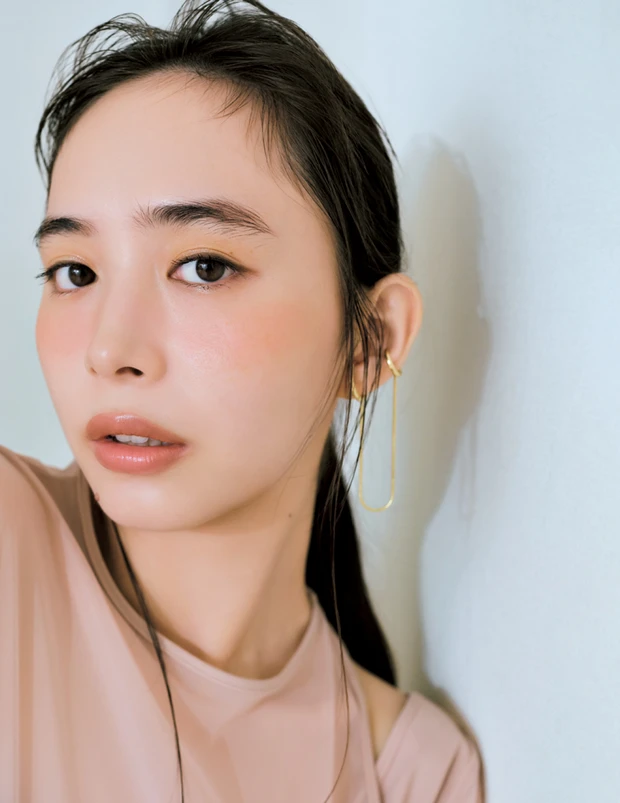 ワントーンで仕上げる夏の終わりの「日焼け風メイク」