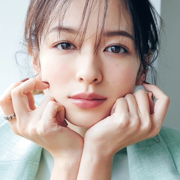 アイメイクで春を先取り！ くすみ色でも濁らない、グレージュの淡グラデでク…