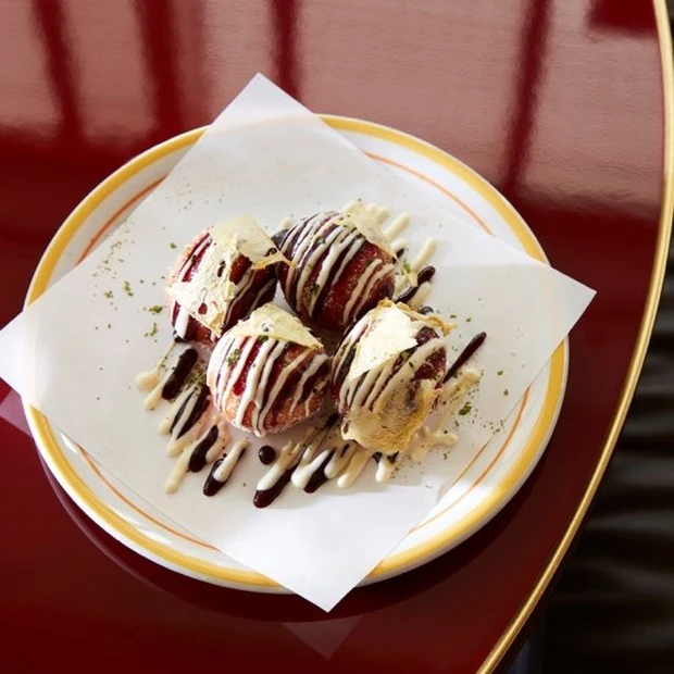 関西初「bills 大阪」限定メニューに注目!見た目はたこ焼き、中身は・・・