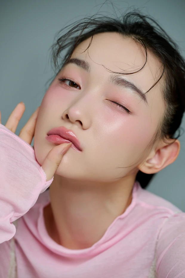 新野尾七奈 プチプラコスメ ピンクのワントーンメイク 福岡玲衣 休日メイク