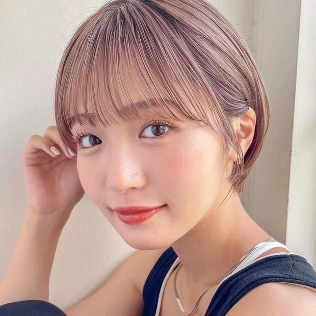 ショート ボブ 30代 40代 ヘアスタイル 明るめカラー 前髪あり