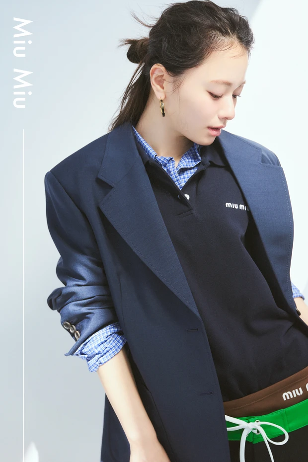 シアーな質感でまとめたワントーンメイク。山本舞香さんが【Miu Miu】でマスキュリンに