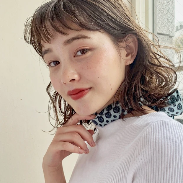 大きめカールのフレンチ風ロブでチャーミングな小顔を満喫！