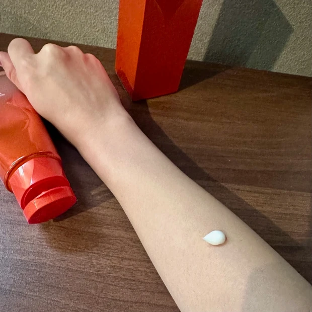 2/10新発売！スキンケアと同等のエイジングケアを、エスト インテンシブ ボディセラムで♡_2_1