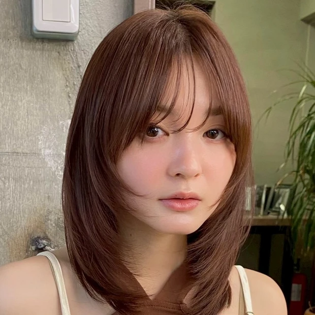 【ミディアムレイヤー】ツヤ髪でヘルシー印象に！ マロンブラウンカラーの抜け感ミディアム