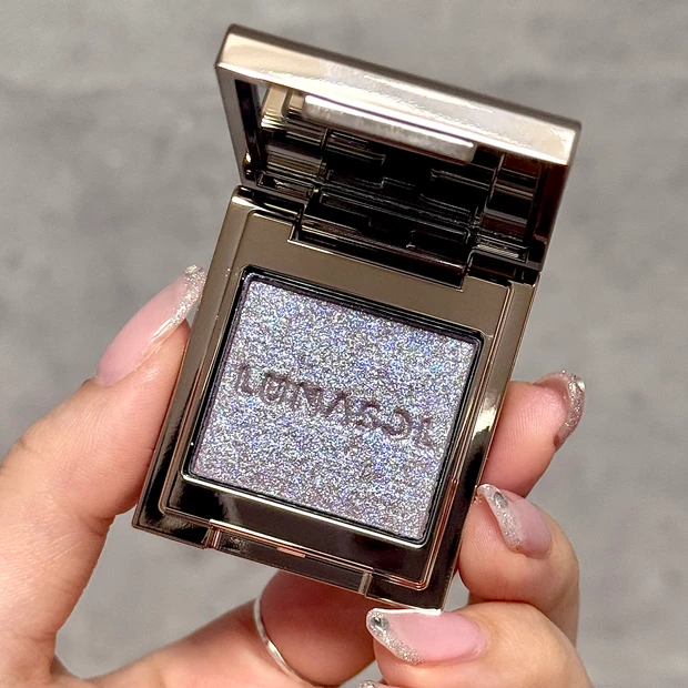 ルナソル モノアイカラーレーション 11ミスティックソワレを持っている画像