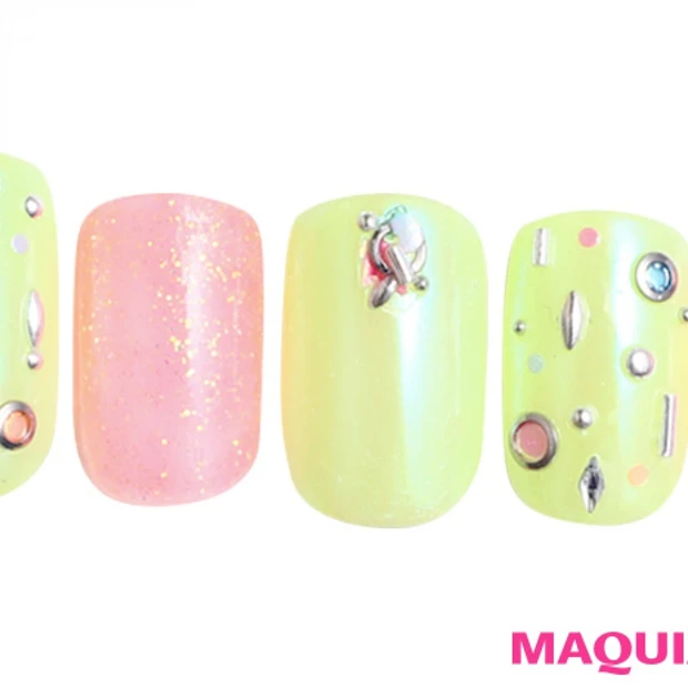 クリアな質感で、カラフルに弾ける「夏ビジューネイル」