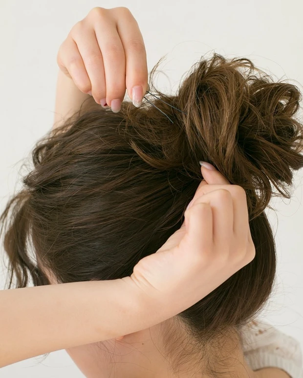 お団子ヘア 立体感を出すのがポイント！ 手抜き感なしの無造作お団子ヘア_2