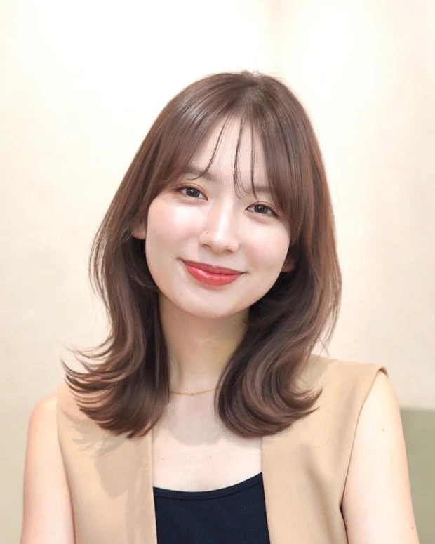 前髪あり ミディアム ミディアムヘア くびれ ひし形 表面レイヤー ピンクベージュ