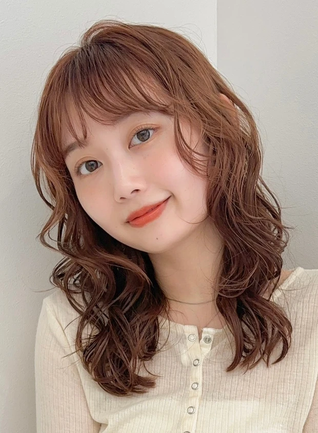 髪型 ミディアムレイヤー ミディアムヘア パーマヘア 前髪あり サイド