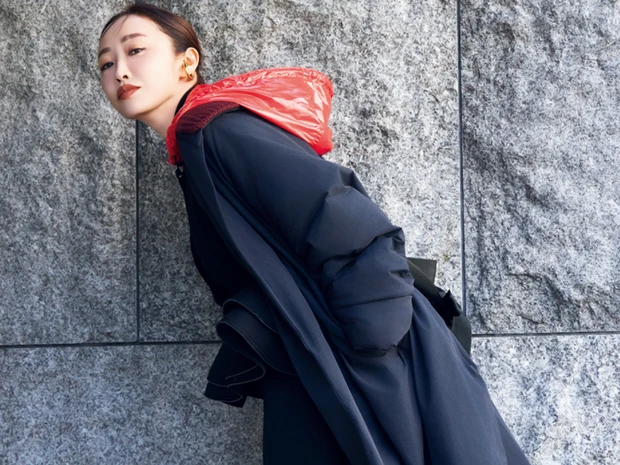 神崎 恵さん流「人と差がつくコートスタイル」とは？ 遊び心あるヘアをダークカラーのリップで引き締めて