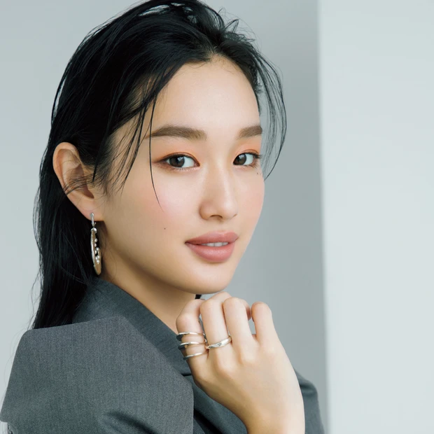 【秋メイク】水彩画のようなにじみ感が新鮮！ 血色アイ×うぶ色チークの組み…