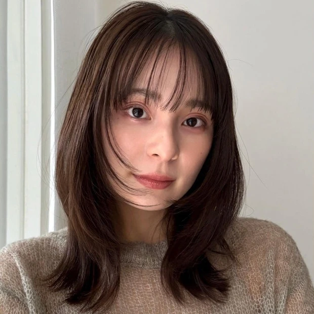ミディアム　髪型　ヘア　ヘアスタイル　大人　前髪あり　30代　40代