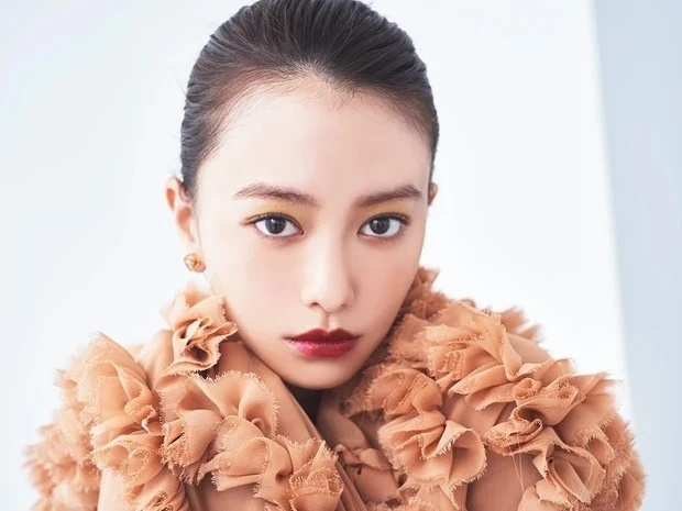 レディなイエローアイ×ダークレッドのリップでつくるイエローメイク_ポップでフレッシュな印象のイエローの目もと