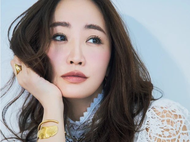 神崎 恵さん、定番ブラウンはミントカラー合わせで一気に垢抜け！ 溺愛アイパレットも紹介