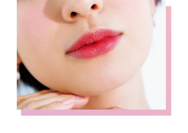 リップは色っぽくジュワッとにじませて
