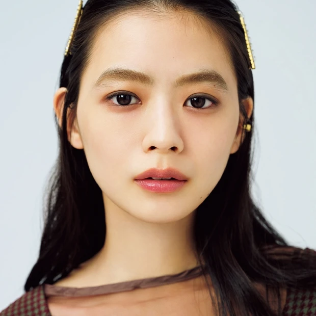 キラキラ眉が新鮮! アイシャドウのように、眉にもきらめきをトッピング