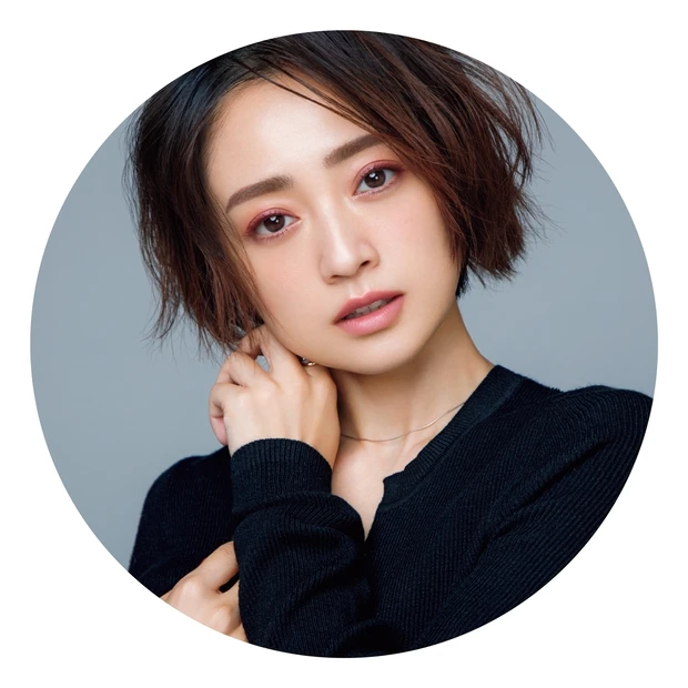 安達祐実さんがこの秋したいアイメイク。ローズカラーをカッコよく纏う囲み目…
