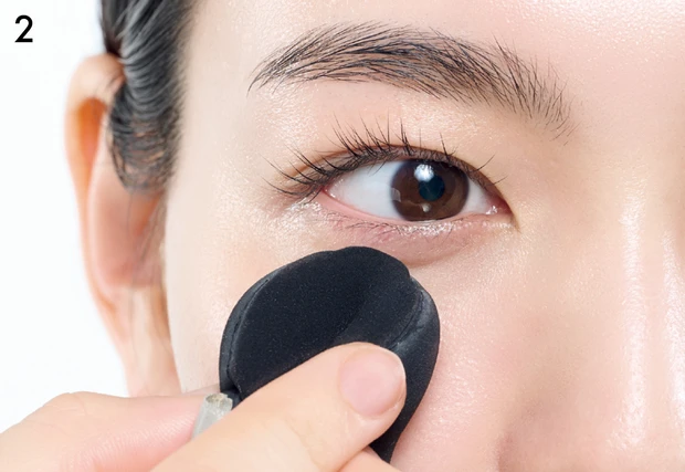 くまカバー コンシーラーをパフで整える