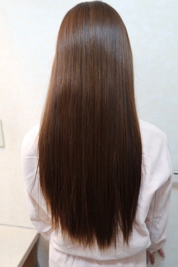 コスメデコルテ AQ ブースティング トリートメント ヘアセラムを使用して乾かした紙