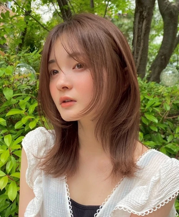 ヘアカタログ　ミディアムレイヤー　ミディアムヘア　前髪あり　スタイリング