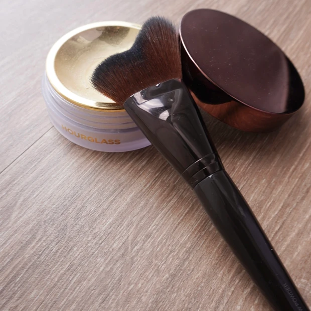 フェイス用のおすすめデパコスメイクブラシ、ローラメルシエ グロウパウダー ブラシとツヤ系パウダーのおすすめアワーグラスも添えて