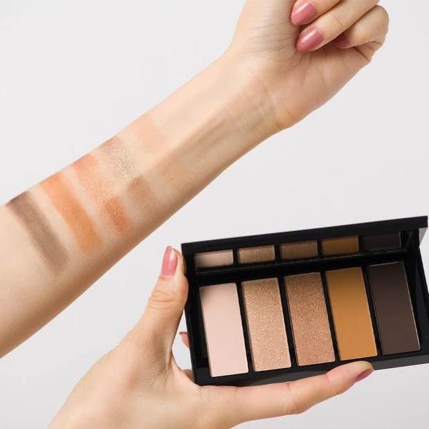 試してわかった! ボビイ ブラウンの「エンバー ライツ アイシャドウ パレット」はデイリーにも使えるお得パレット【クリスマスコフレ2020】