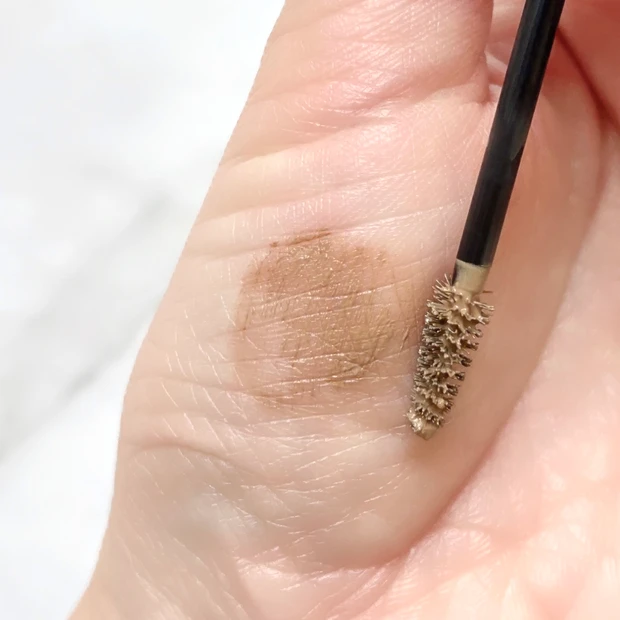 イエベ春のプチプラベストコスメ 、dejavu(デジャヴュ) シアーカラーブロウ シアーベージュのスウォッチ 手の甲に塗った発色