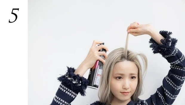 本田仁美さんのヘアアレンジ・前髪スタイリングのポイントは?_5. 根元から中間の毛にキープスプレーをシュッとかける。
