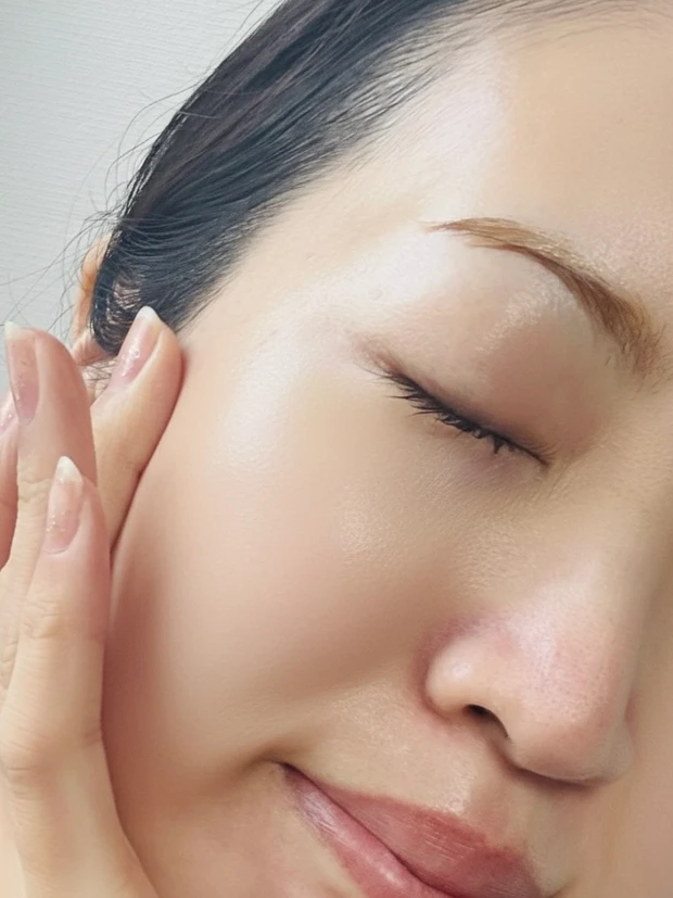 エリクシールのレチノパワーリンクルクリームを使用している様子