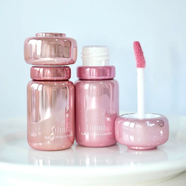 ティルナス「サンリットパール プランパー」限定2色をスウォッチ！ パールがきらめく“温感プランパー”